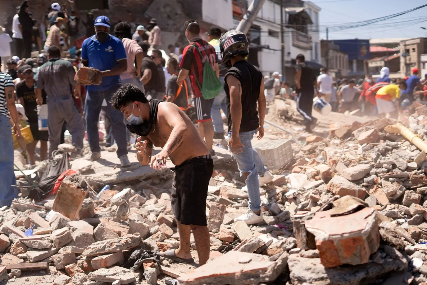 Terremoto mata pelo menos 22 pessoas na Colômbia; prédios desabam em várias cidades 7