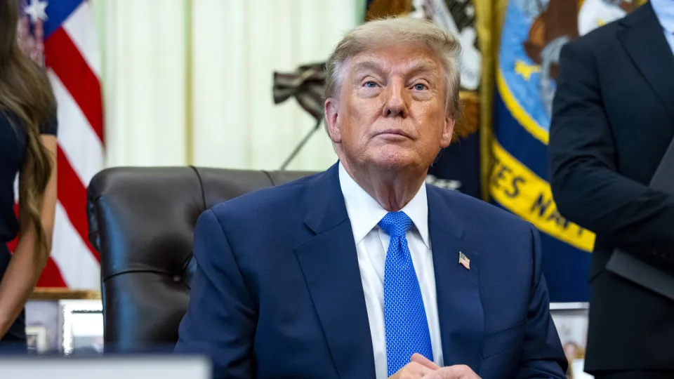 Trump ameaça bombardear Omã se país 'atrapalhar' acordo em Ormuz 1