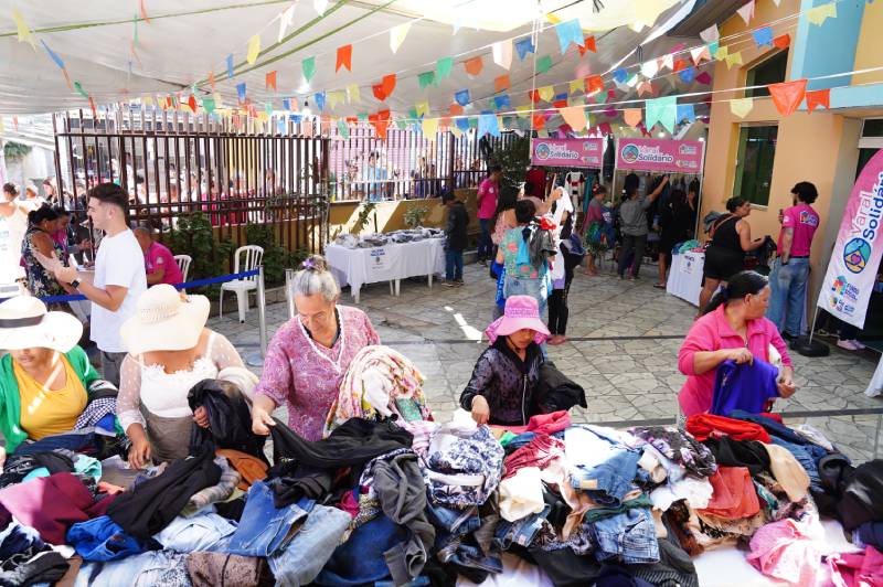 Fundo Social leva 2 mil peças de roupas a moradores do Malvinas e amplia Varal Solidário em Guarulçh 3