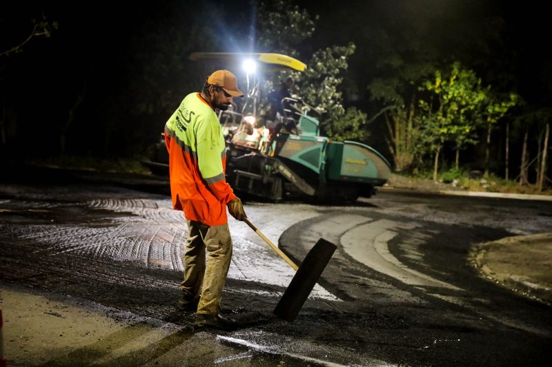 Pavimentação avança na Avenida Mariana Junqueira e leva novo asfalto à Vila São Paulo em Ferraz 5