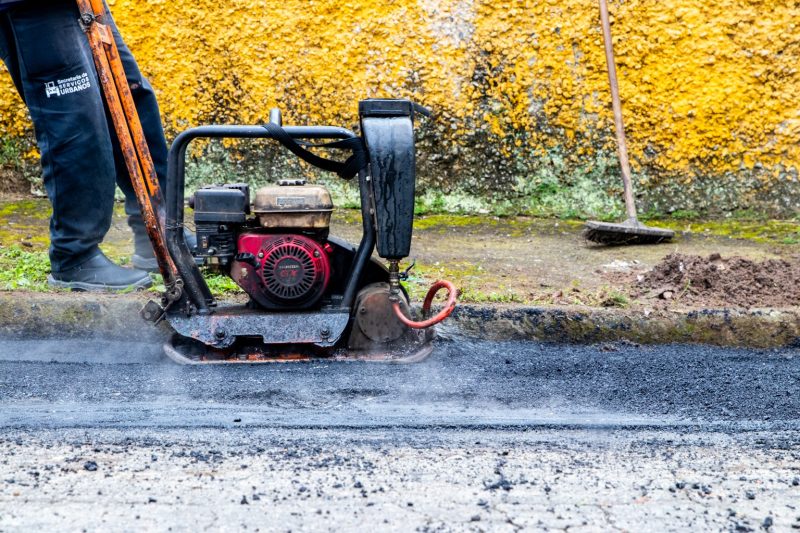 Prefeitura realiza operação tapa-buraco no Parque Imperial, em Ferraz 9