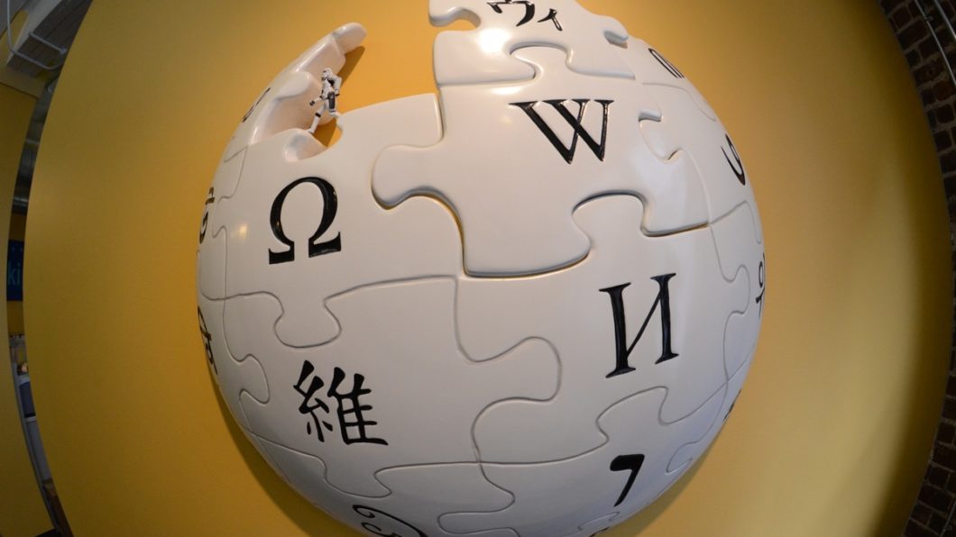 Imagem mostra um globo com letras, símbolo do Wikipédia