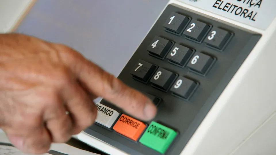Quase 1 milhão de brasileiros no exterior poderão votar nas eleições 1