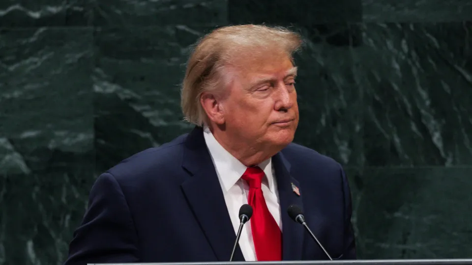 Após ameaçar "aniquilar" Irã, Trump revela reunião de 3h "muito boa" 4