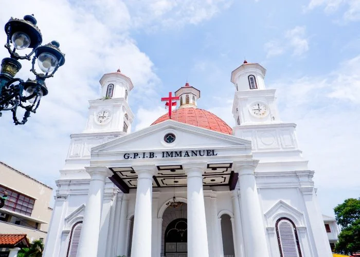 Autoridades suspendem cultos de igreja após pressão popular na Indonésia 3