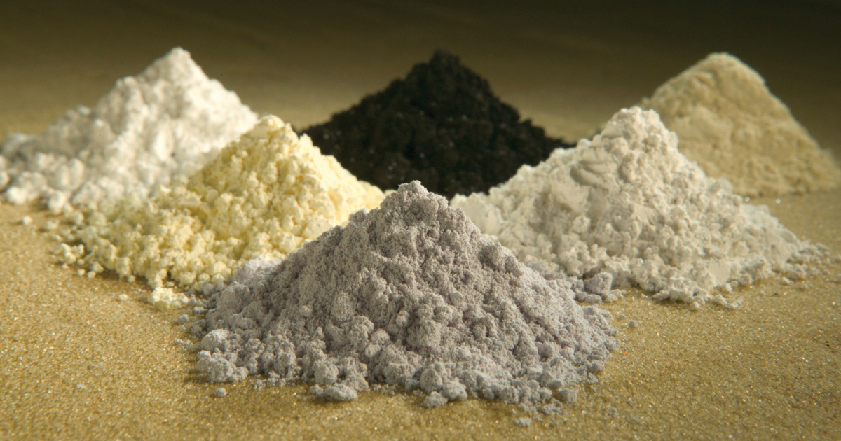 Imagem das chamadas terras raras, referentes a minerais em que se vê montículos de terra de cores variadas (cinza, branca, amarela, preta, bege)