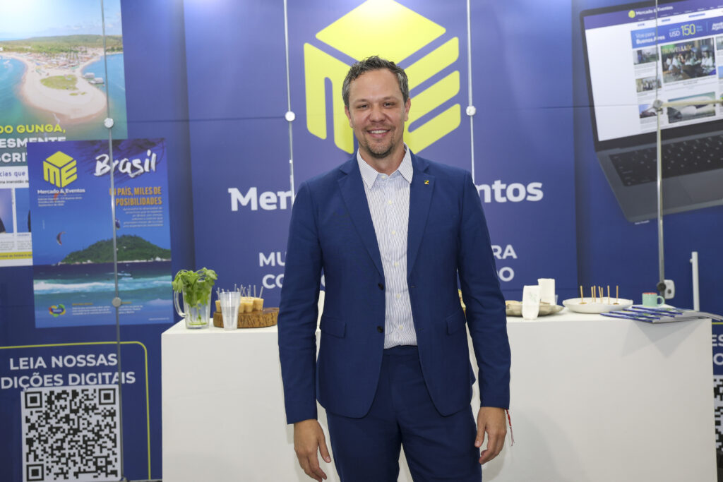 Bruno Reis recebe o Prêmio M&E na categoria Liderança Pública no Turismo