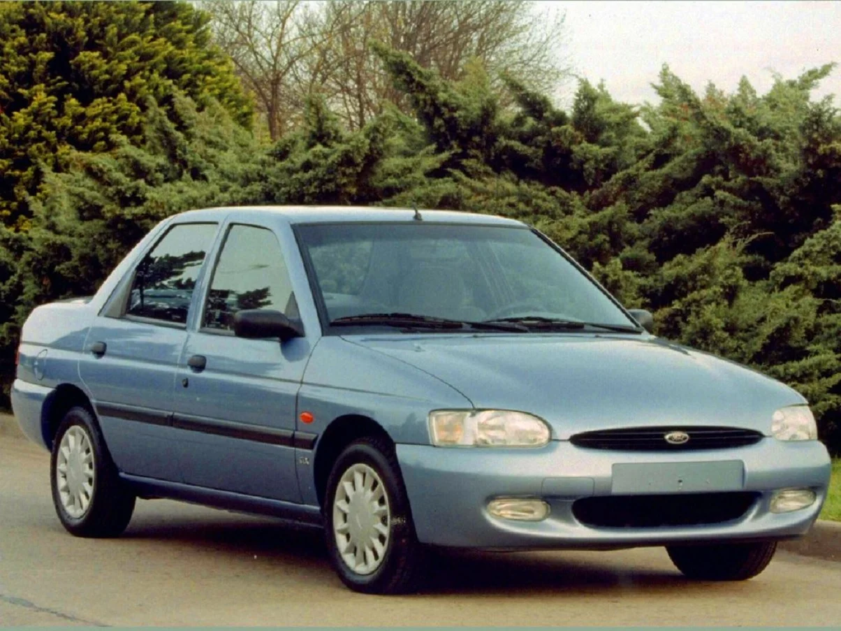 Escort Sedan tinha seus méritos, mas estava aquém dos médios dos anos 1990 10