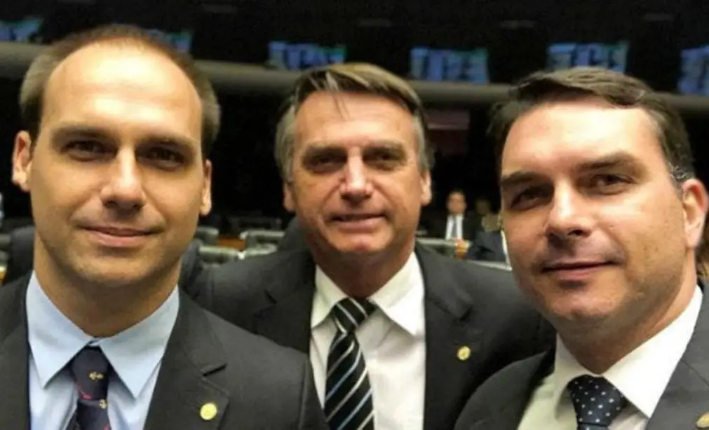 Financial Times compara os Bolsonaros à família Trump e diz que têm estilo paranoico 1