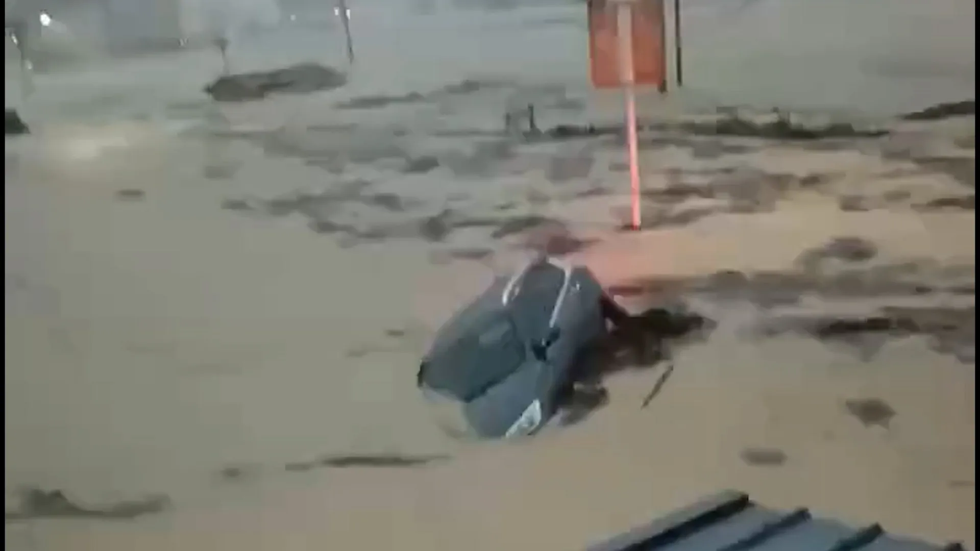 Floodwaters sweep cars away in eastern China | Newsfeed 1