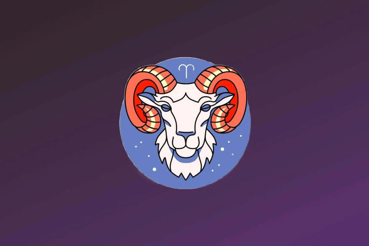 Ilustração estilizada do signo de Áries. No centro de um círculo azul, há a cabeça de um carneiro branco vista de frente. Ele possui grandes chifres espiralados com listras horizontais em tons de vermelho e laranja. O símbolo de Áries aparece em branco logo acima da cabeça do animal.