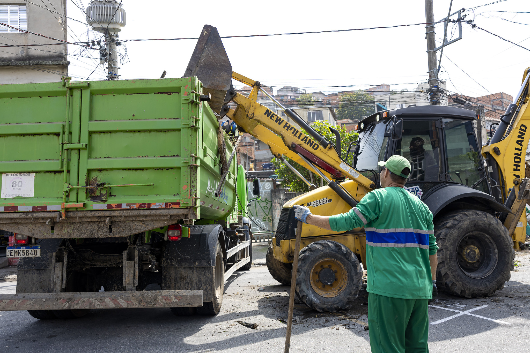 Prefeitura de Itapevi reforça Operação Verão com limpeza de córrego no Vitápolis 1