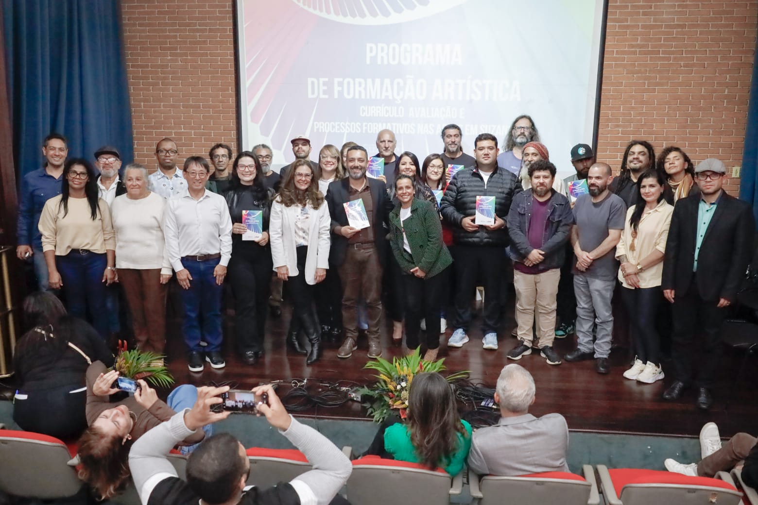 Cerimônia marca lançamento do livro sobre plano pedagógico do Profart em Suzano 1