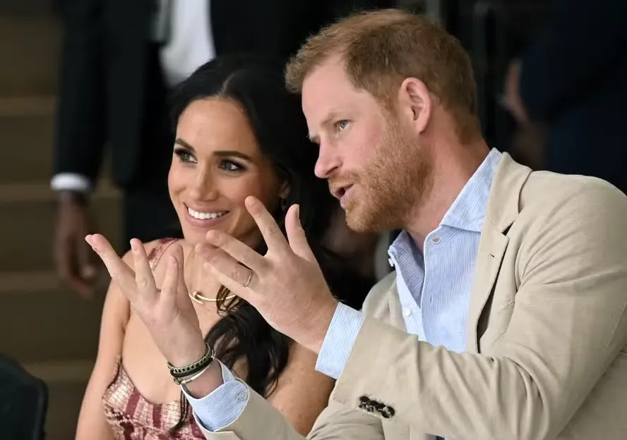 Rei Charles diz que Harry e Meghan continuam membros da realeza sem funções oficiais 3