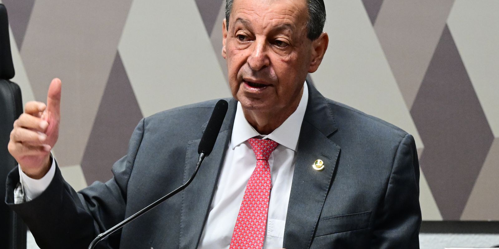 Relator da CCJ rejeita emendas da oposição que buscavam manter 6x1 1