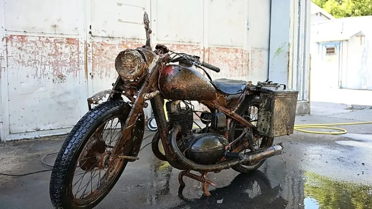 Seca histórica no rio Danúbio revela moto do exército nazista afundada há 80 anos 7