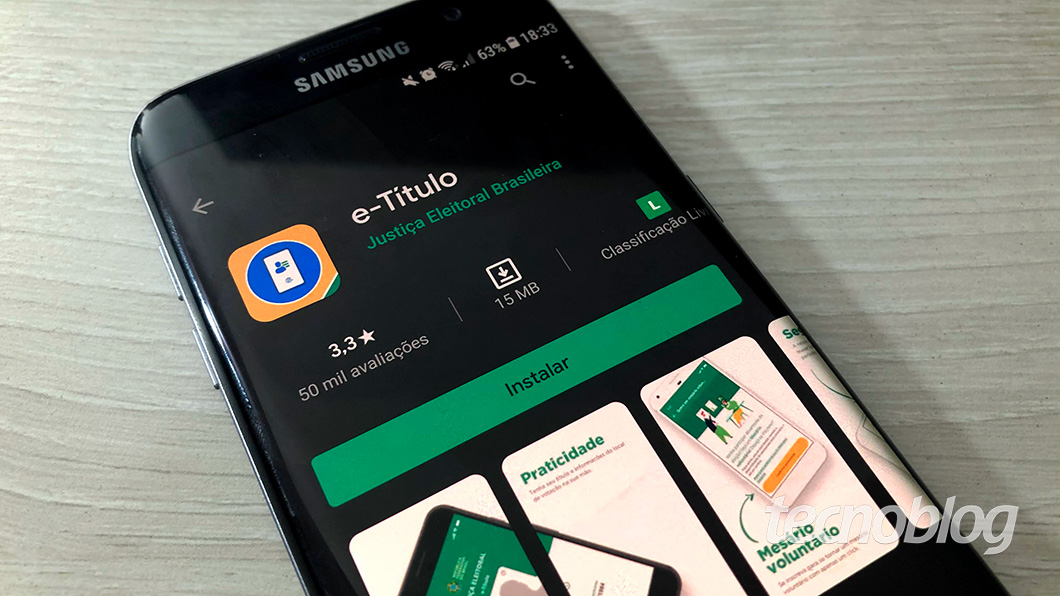 Fotografia mostra a loja de aplicativos do Android, aberta em um celular Samsung, com a opção de instalar o app do e-Título