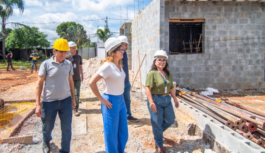Mara Bertaiolli acompanha obras de urbanização e construção de CRAS na Vila Estação em Mogi 7