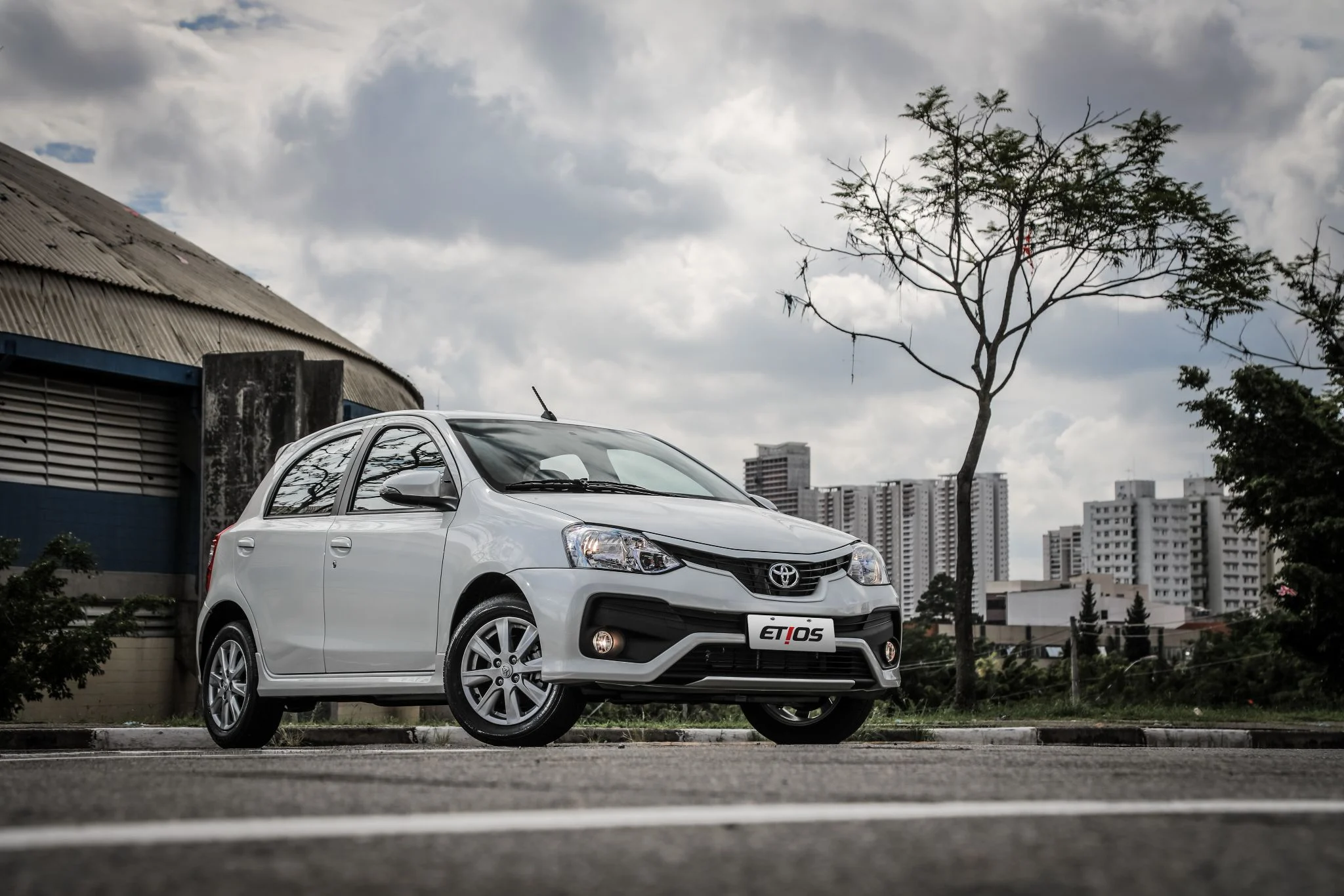 toyota etios hatchback 2017 branco frente parado