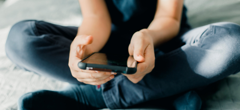 Especialista explica como o uso excessivo de celular por crianças afeta o desenvolvimento psicomotor 1