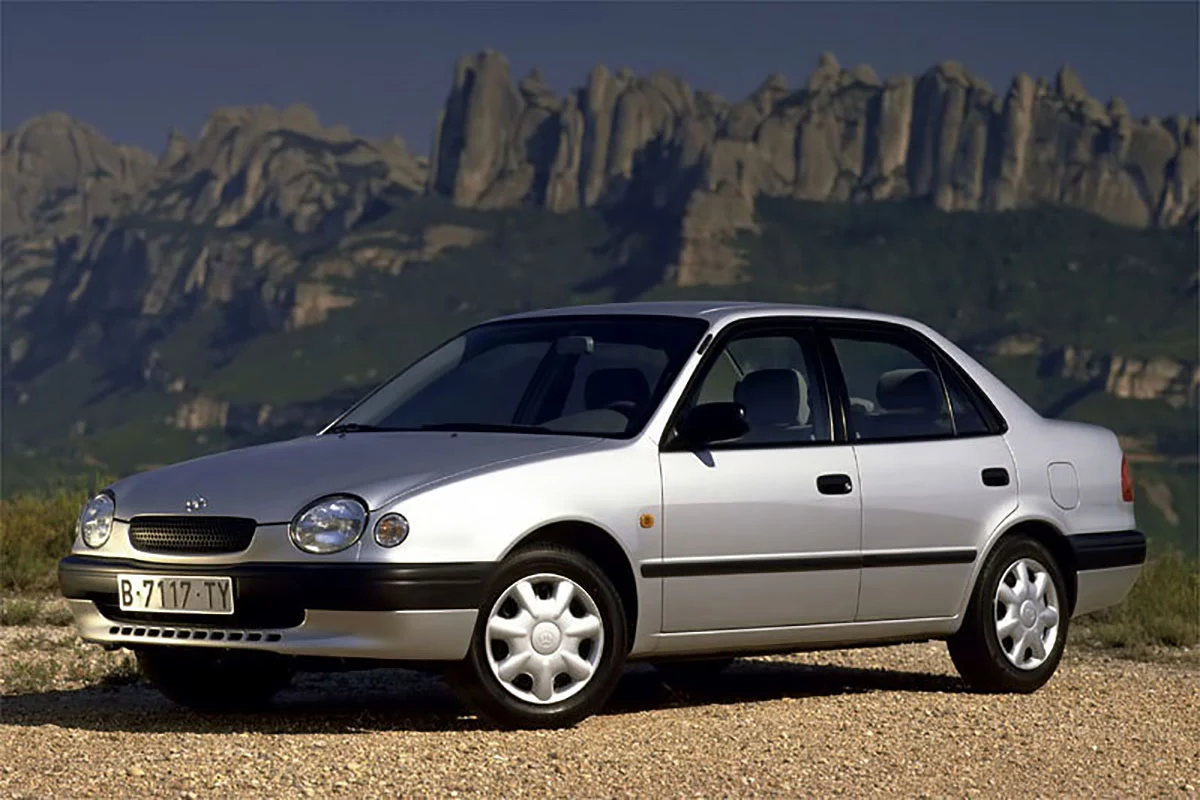 toyota corolla sedan prata oitava geração modelo europeu frente