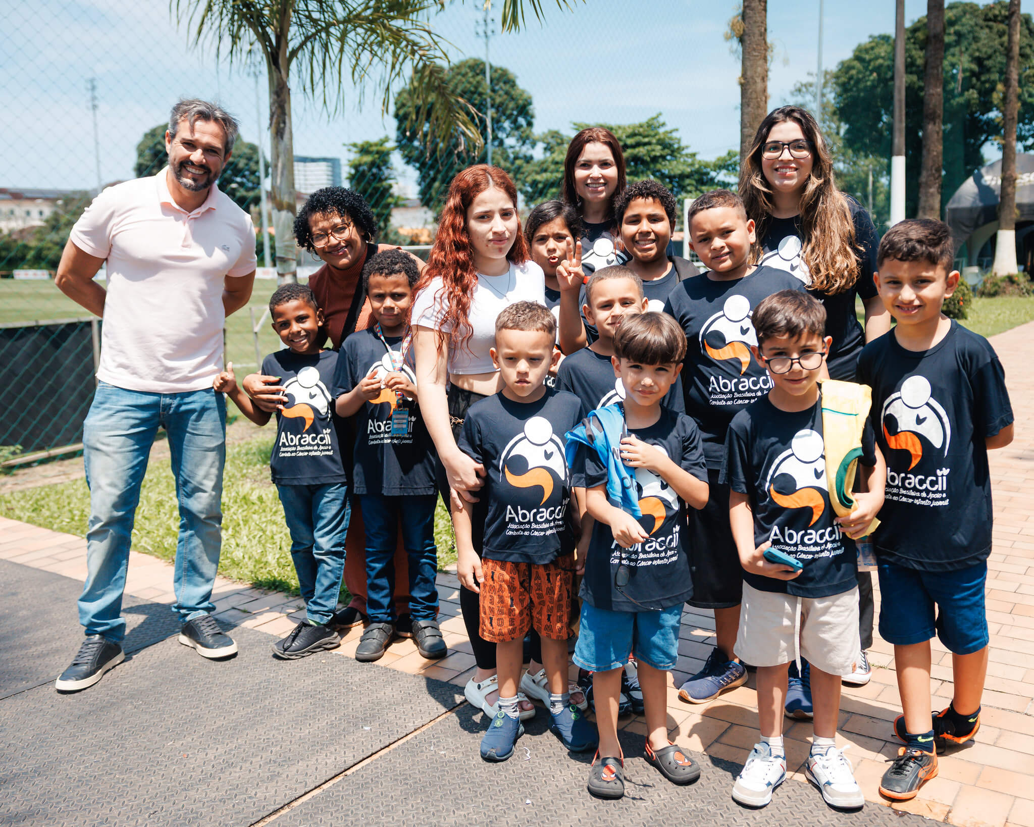 Abraccii, instituição de apoio a crianças com câncer, visita o CT Rei Pelé e conhece elenco santista 3
