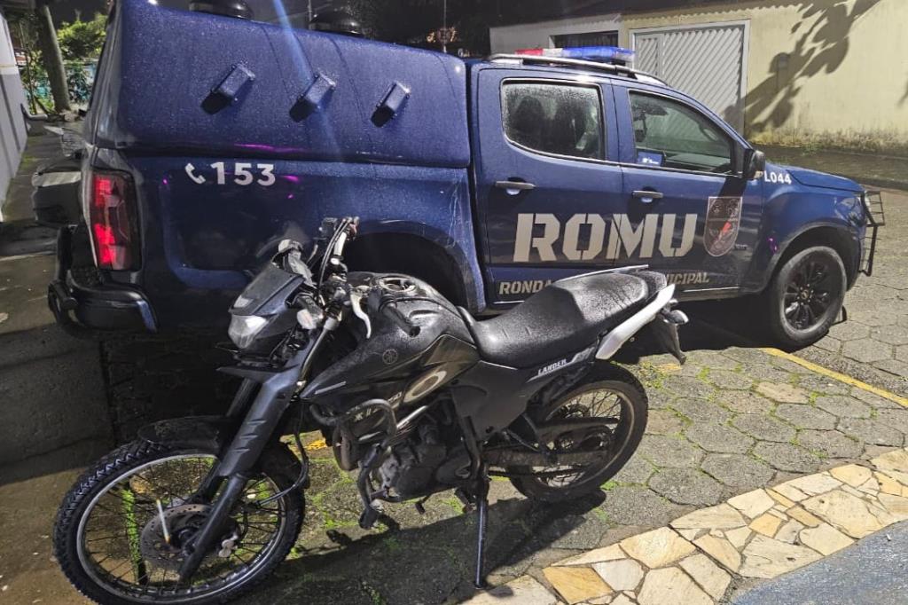 Adolescente de 14 anos é flagrado pilotando moto sem placa em Mongaguá
