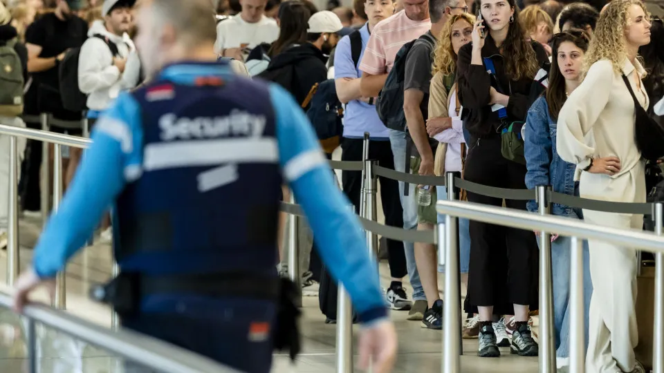 Aeroporto de Amsterdã cancela uma centena de voos devido a temporal 1