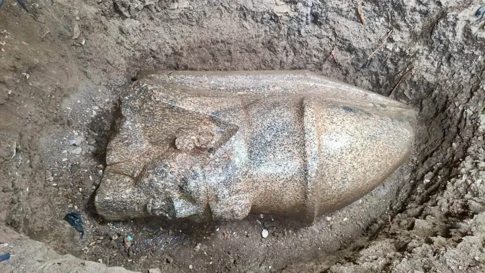 Agricultor acha estátuas de Ramsés II ao trabalhar em terreno no Egito 1
