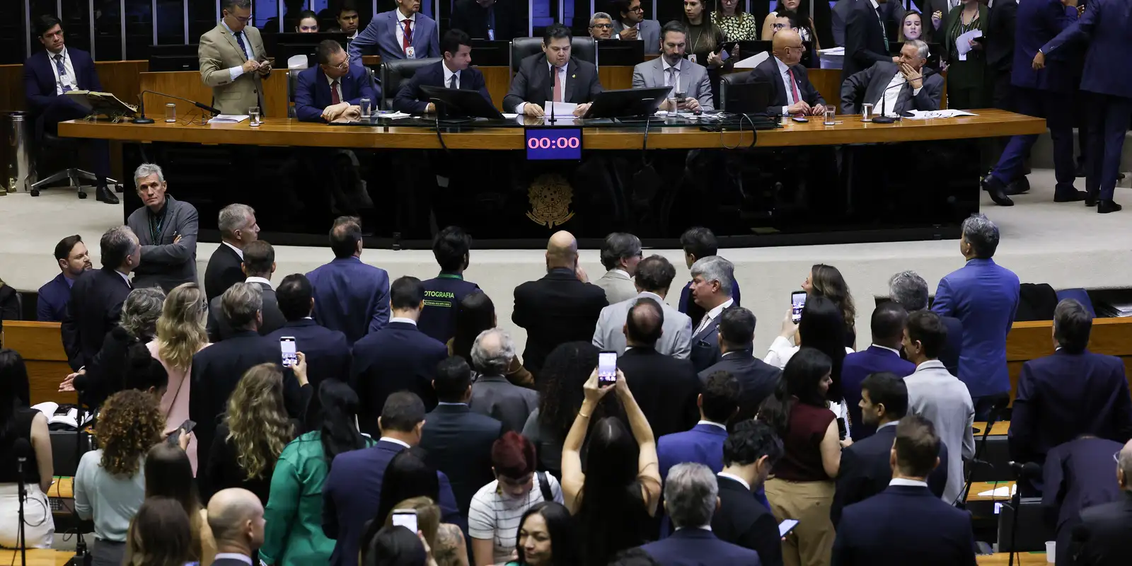 Alcolumbre marca votação da PEC pelo fim da 6x1 para quarta-feira 23