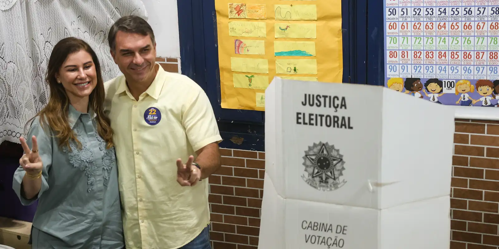 Ao votar no Rio de Janeiro, Flávio diz que representa a mudança 1
