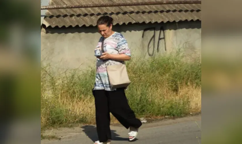 Mulher testemunha cura de câncer de mama após receber uma oração em nome de Jesus, no Azerbaijão; médicos diagnosticam sumiço de tumor. Foto: OM Austrália