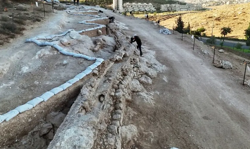 Arqueólogos descobrem aqueduto de 2 mil anos que transportava água até o Monte do Templo, em Jerusalém, durante o período do Segundo Templo. Foto: Emil Aladjem/Autoridade de Antiguidades de Israel