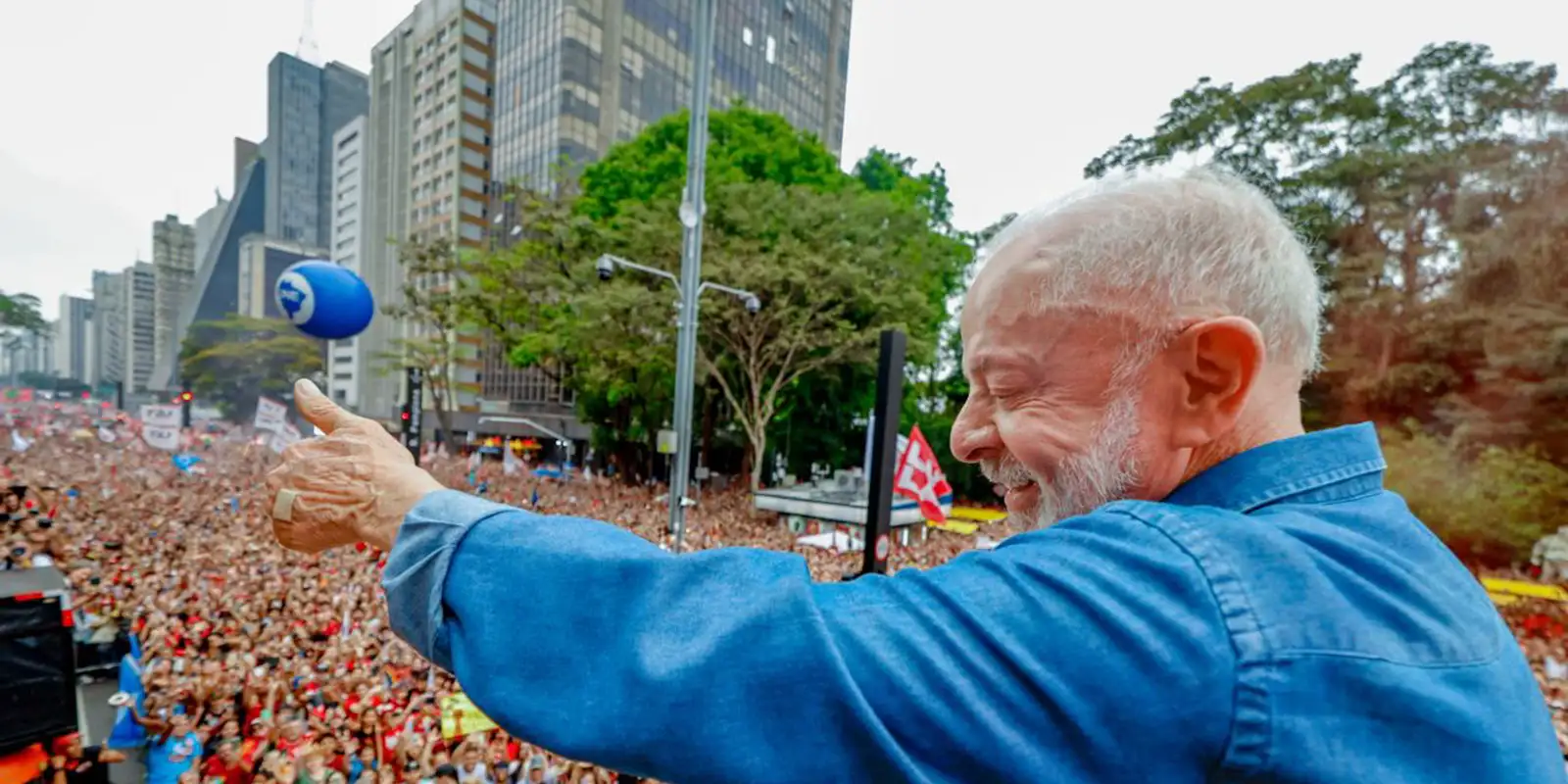 Ato pela reeleição de Lula leva milhares à Avenida Paulista 16