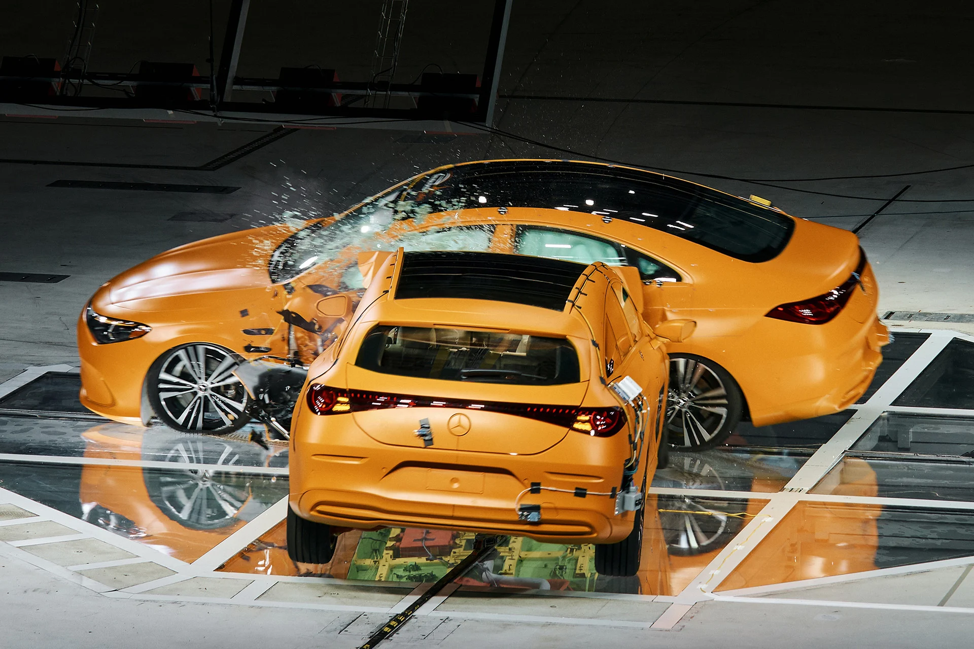Der ultimative Crashtest: Wie Mercedes Benz die Sicherheit des neuen CLA beweist Mercedes Benz puts CLA safety to the ultimate real world test