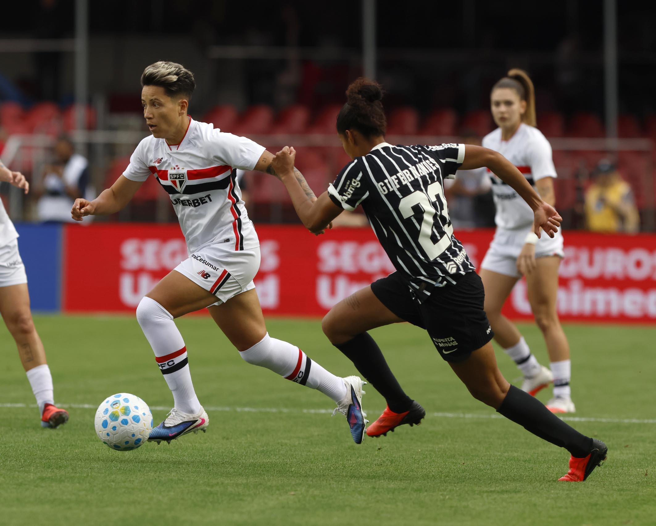 Bia Menezes comemora gol e título do Brasileirão Feminino 3