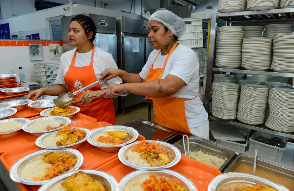 Bom Prato Vila Gilda, em Santos, passa por revitalização e mantém atendimento com distribuição de marmitas 3