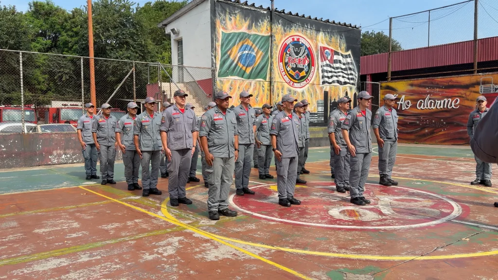 Bombeiros de SP enfrentam acesso difícil para combater incêndios em áreas atingidas pelo fogo no Amazonas 1