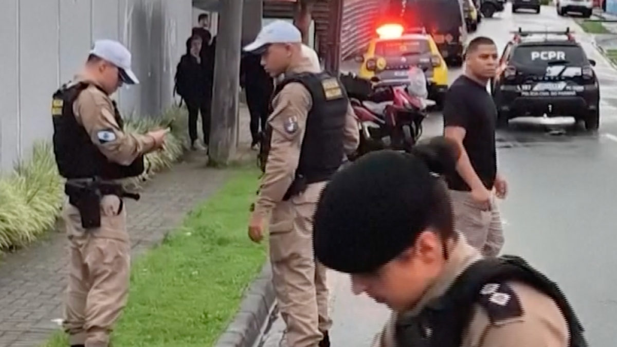Brazil police rescue 13 children taken hostage at kindergarten | Police 10
