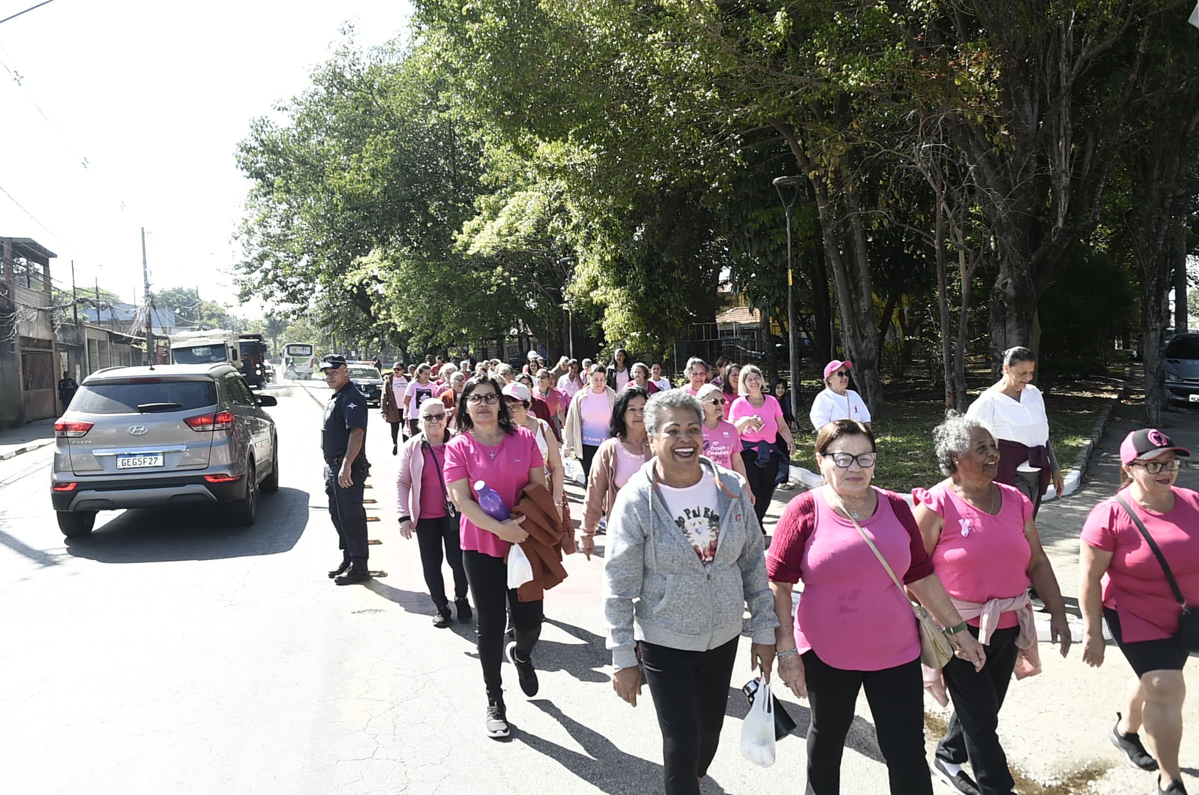 Prefeitura de Guarulhos promove Caminhada Laço Rosa para assistidas pelas Casas da Mulher, no Bosque Maia 3