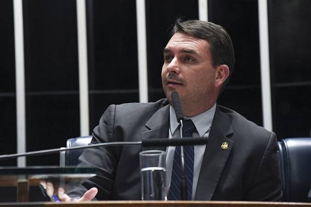Campanha de Flávio Bolsonaro acusa Janones de apagar mensagens 2