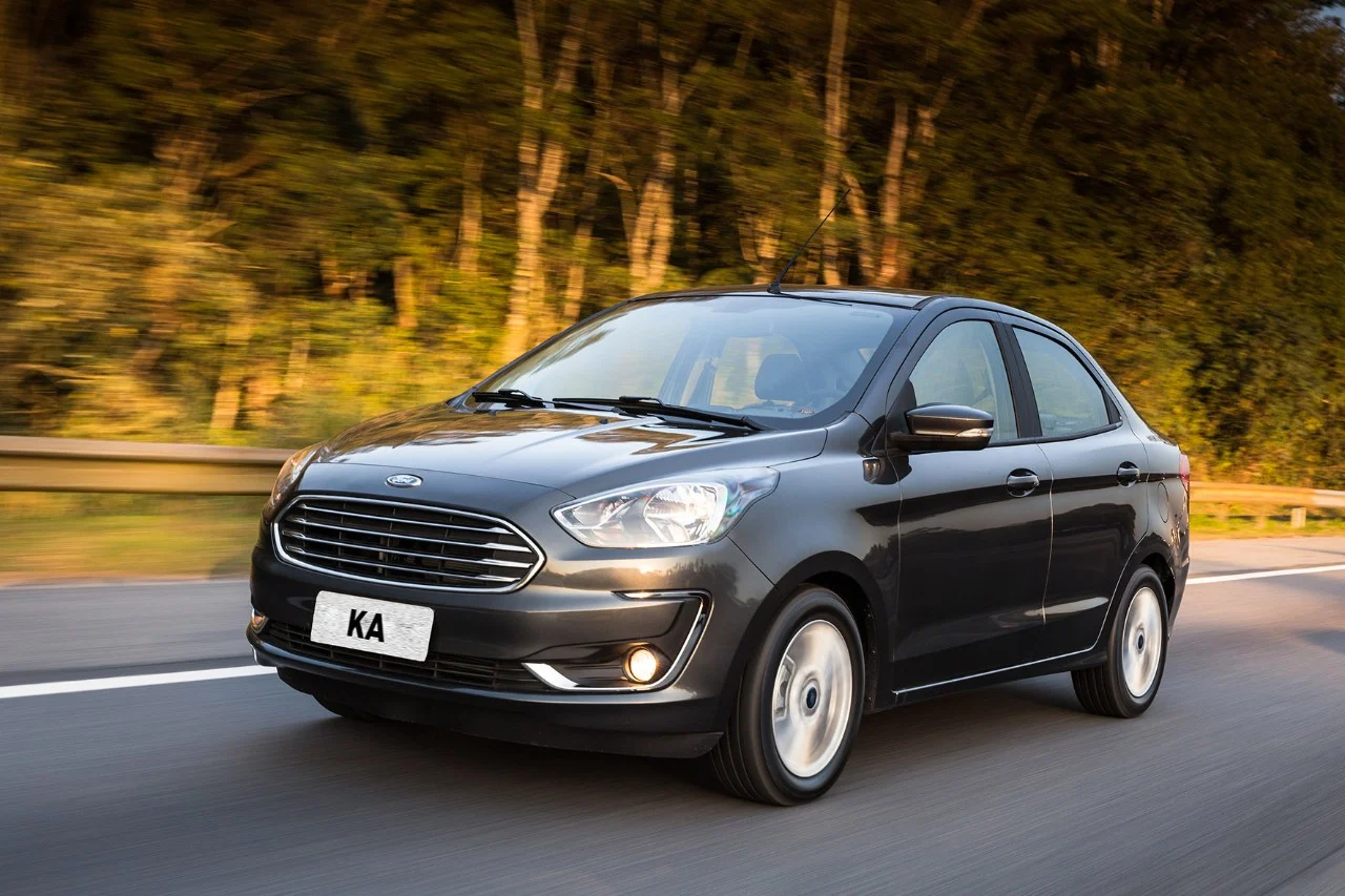 ford ka sedan cinza de frente em movimento