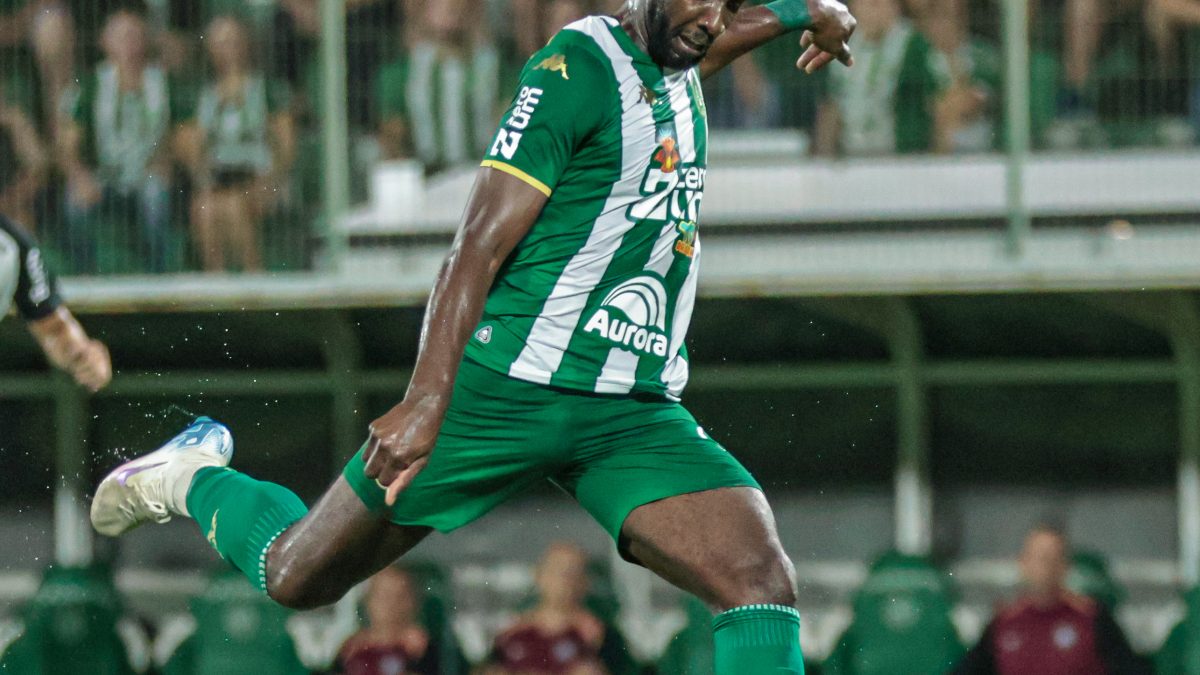 Chapecoense sofre goleada para o Athletico-PR na Arena Condá e só pode chegar aos 45 pontos na Série A 5