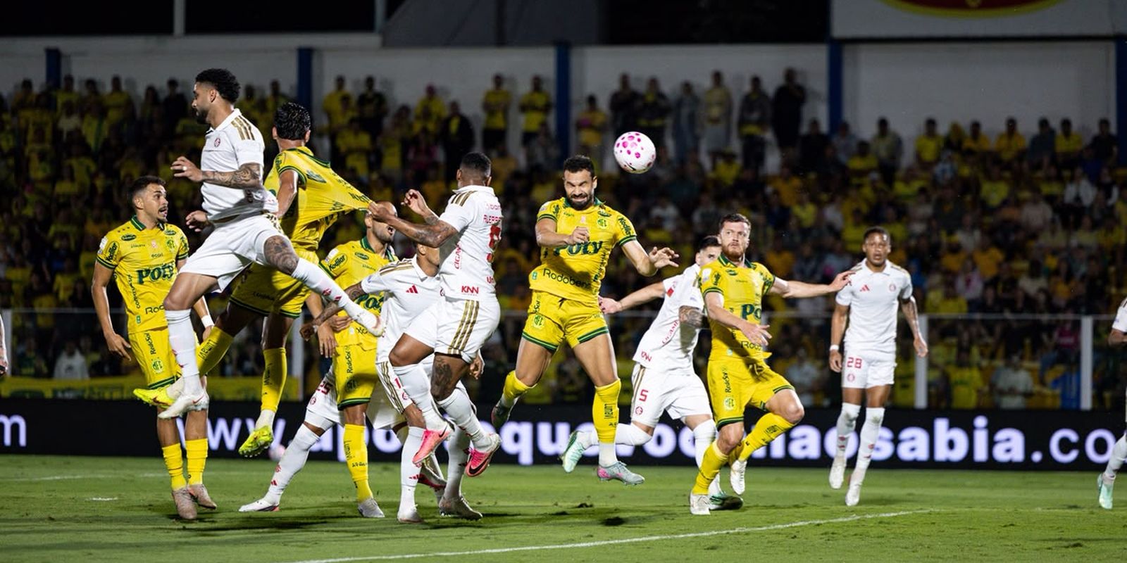 Com um a mais, Mirassol vence e complica Internacional no Brasileirão 1