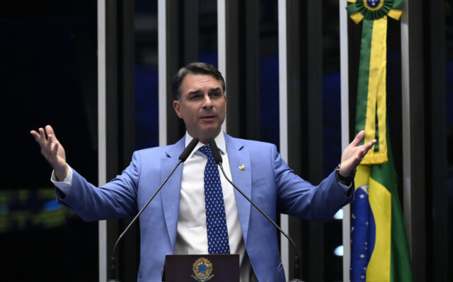 Como Flávio pode reverter o fim da escala 6 por 1 se eleito 3