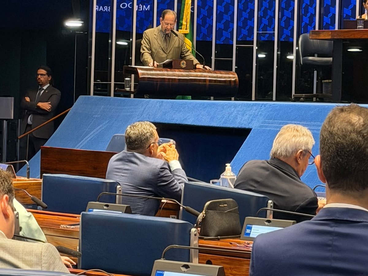 Dr. Etelvino Trindade destaca vocação e compromisso com os pacientes durante homenagem ao Dia do Médico no Senado Federal – AMB 3