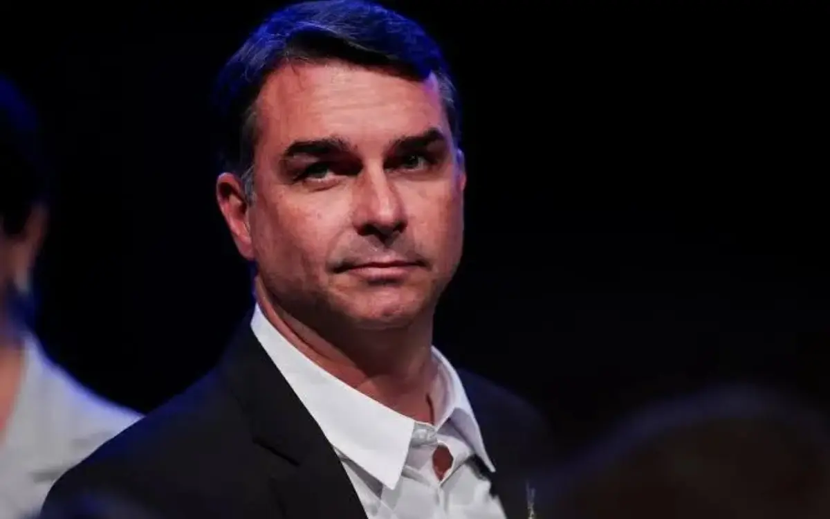 Flávio Bolsonaro apoia fim da escala 6x1 e propõe compensação 10