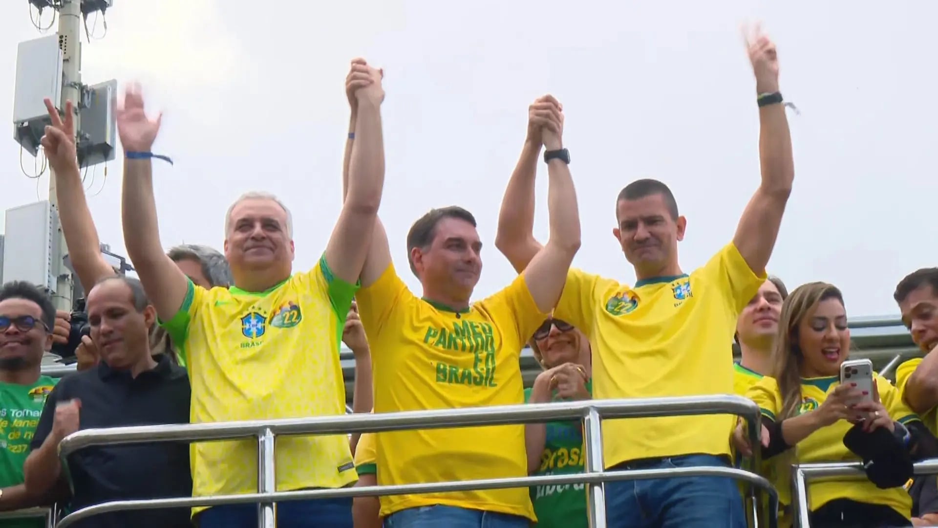 Flávio Bolsonaro e Douglas Ruas selam aliança no Rio 7