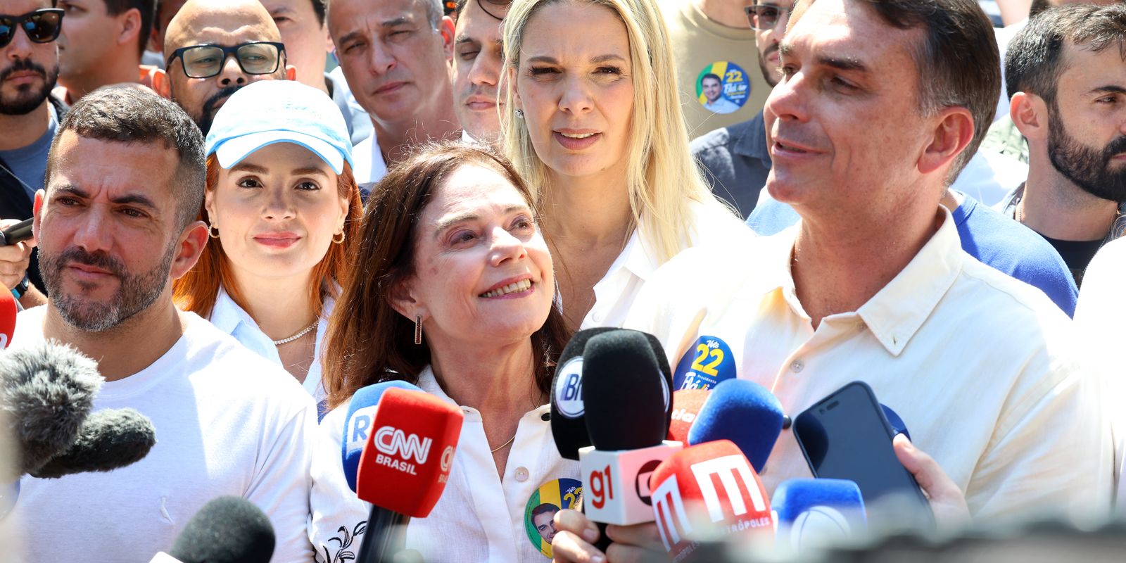 Flávio Bolsonaro faz ato no Rio ao lado de Douglas Ruas 1