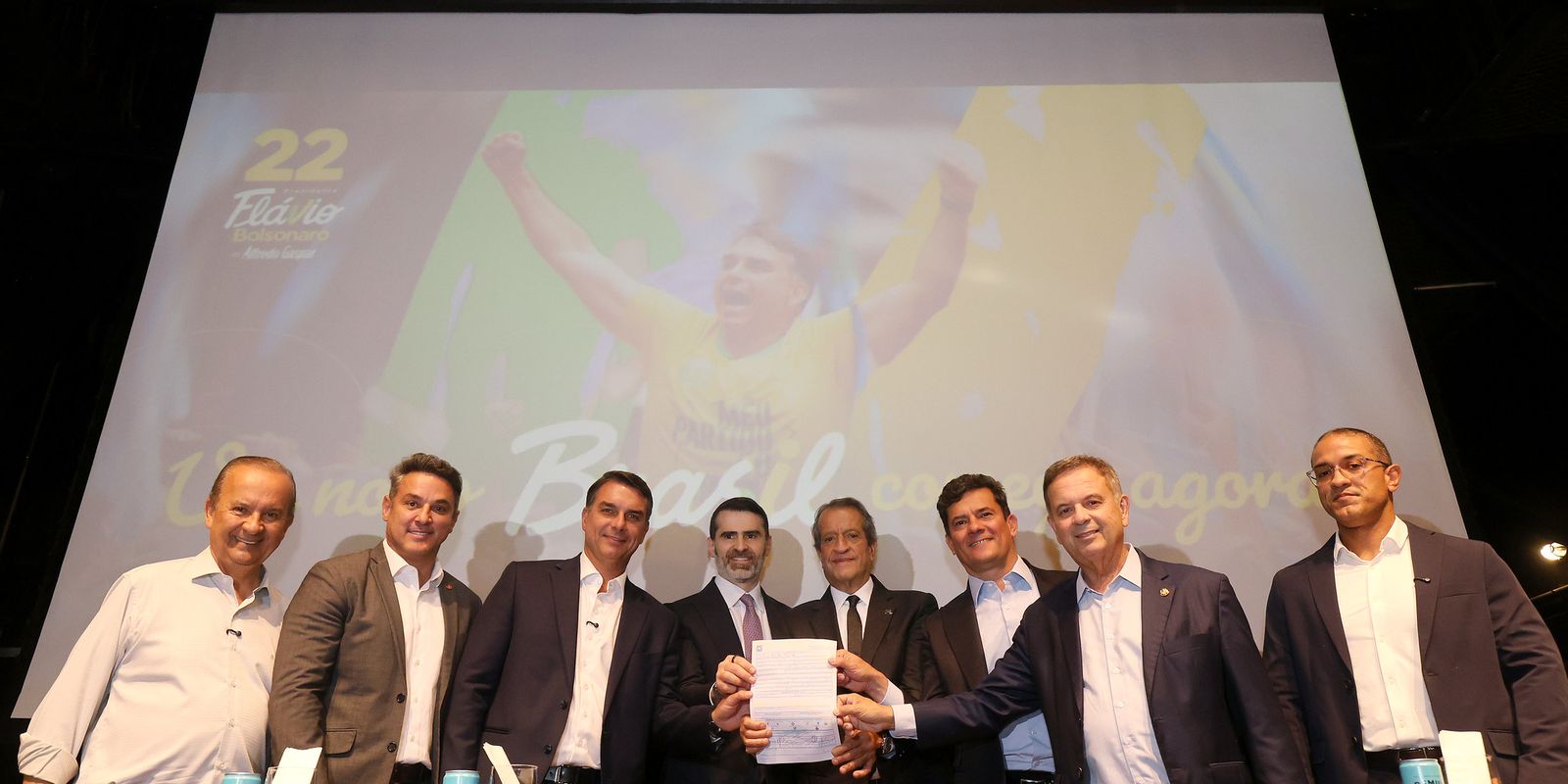 Flávio Bolsonaro recebe apoio de governadores eleitos e Cury 1